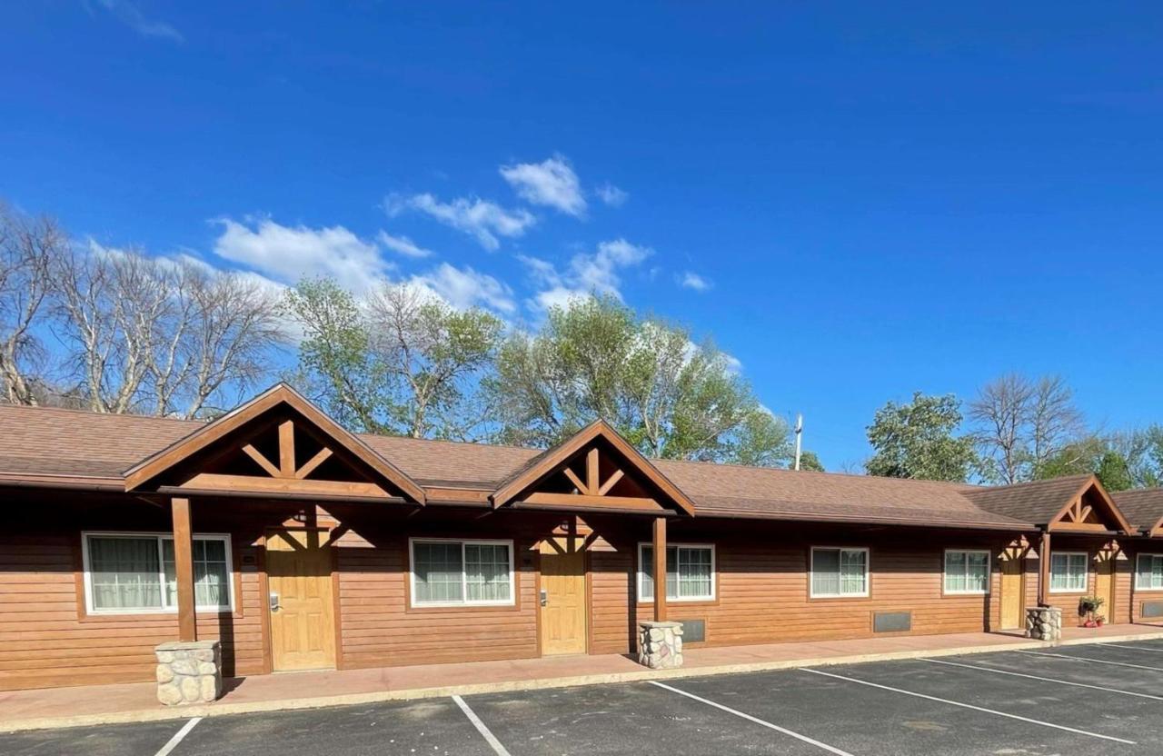 Crossroads Hotel & Event Center Fort Dodge Exterior photo